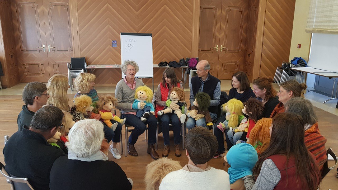 Gruppenbild Handklappmaulpuppe (c) Goldmund-Erzählakademie